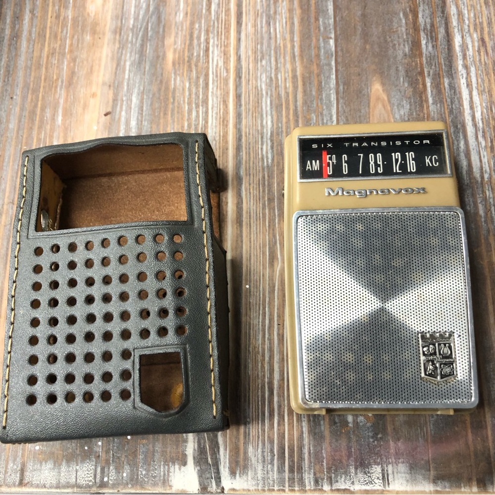 Magnavox Radio 6 Transistor Model AM 61 w/Leather Case Not tested as is